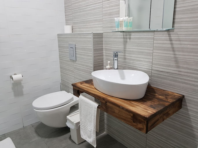 Bathroom 2, Airport Guest House