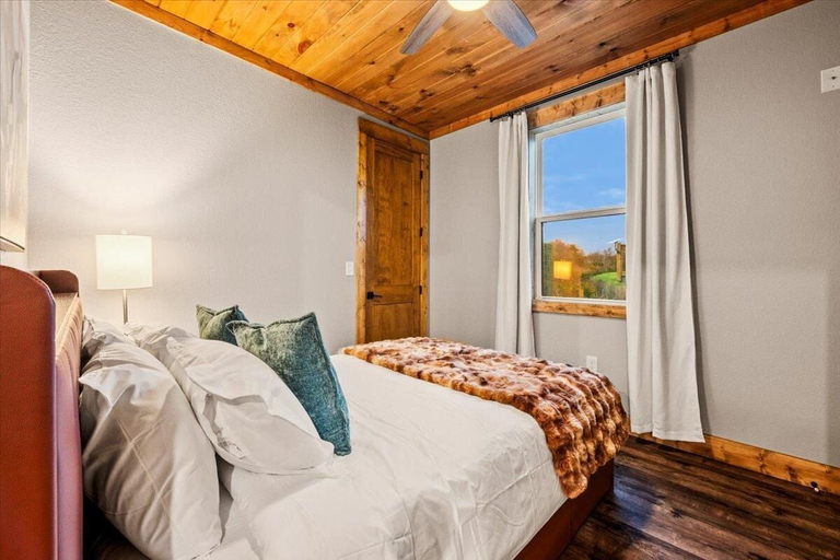 Room 3, Lookout Lodge, Sevier