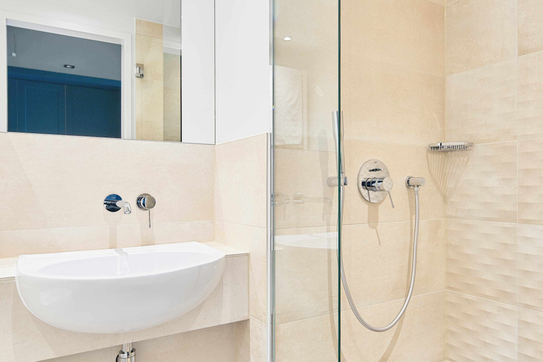 Bathroom 5, Schwan Locke, München