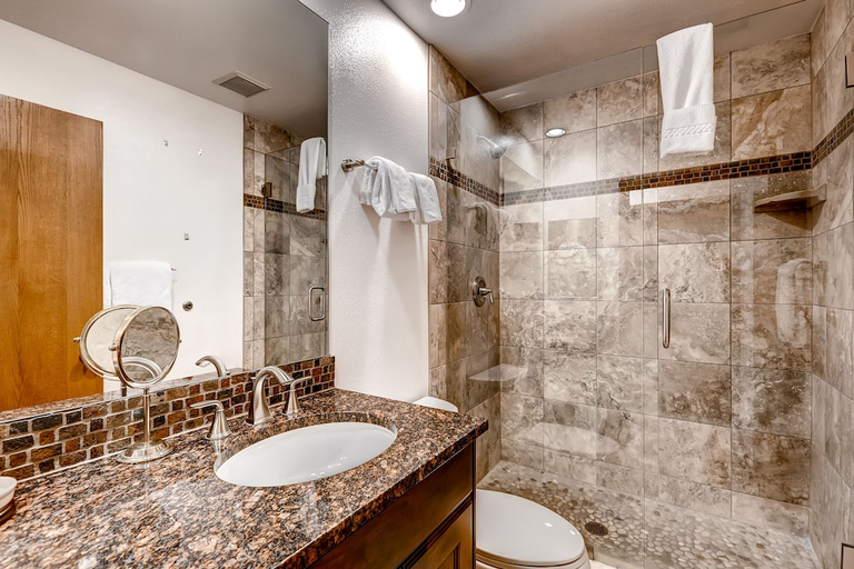 Bathroom 4, Seasons at Avon, Eagle