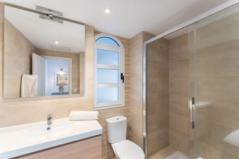Bathroom 4, Billy’s Puerto de Mogán Apartments by LIVVO, Las Palmas