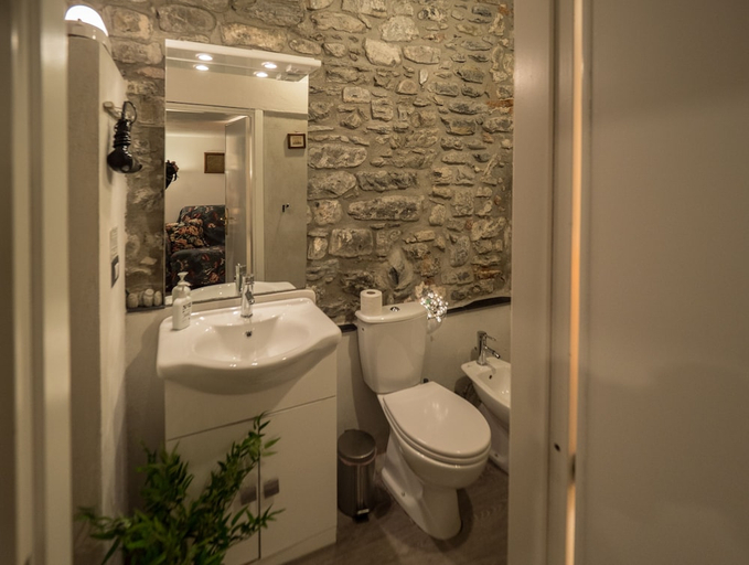 Bathroom 3, Petrella's Point Studio, La Spezia