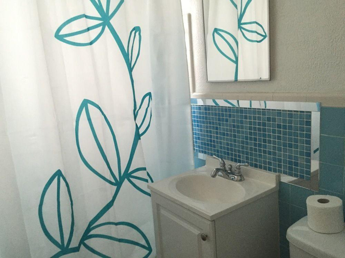 Bathroom 4, Silver Spray Motel - RB, Broward