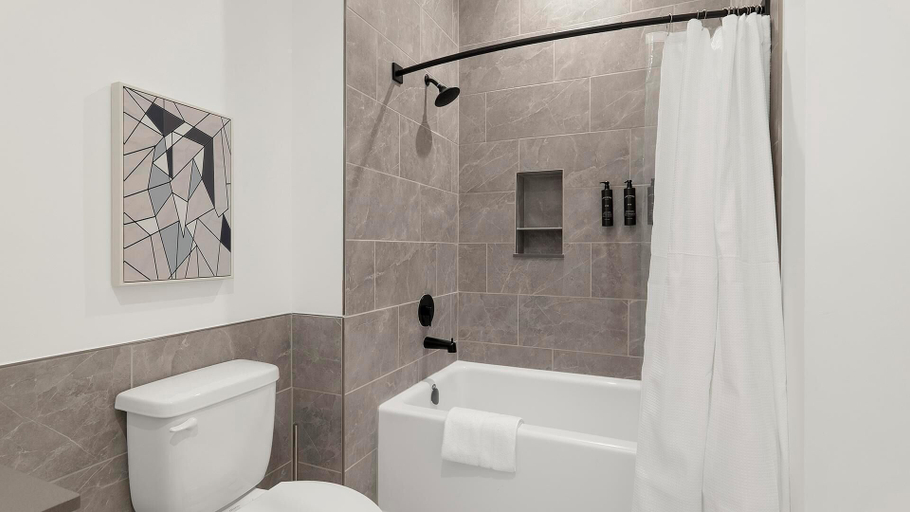 Bathroom 5, Landing Amazing 1bd, Gym, Travis