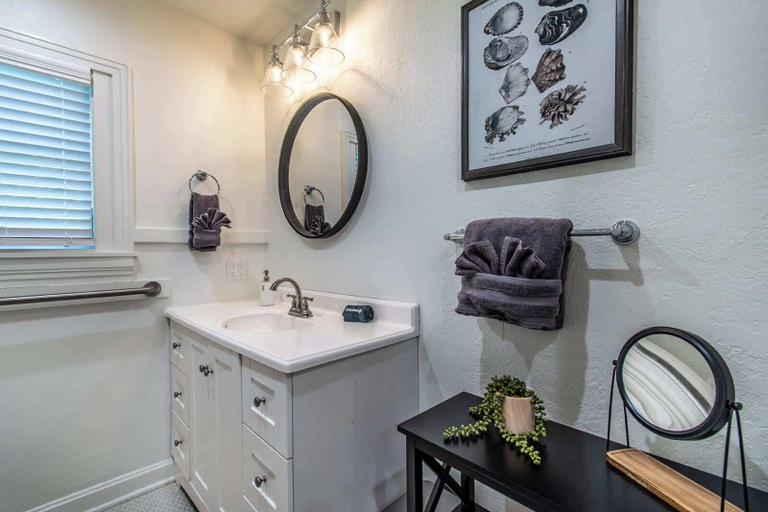 Bathroom 3, The Captain's Quarters on Ocean Drive Sleeps 4, Nueces