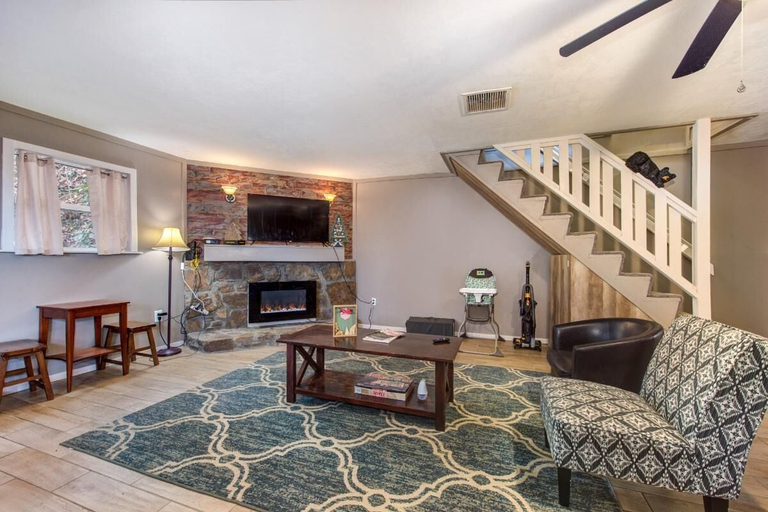 Living area 5, Golden Pines Retreat, Sevier