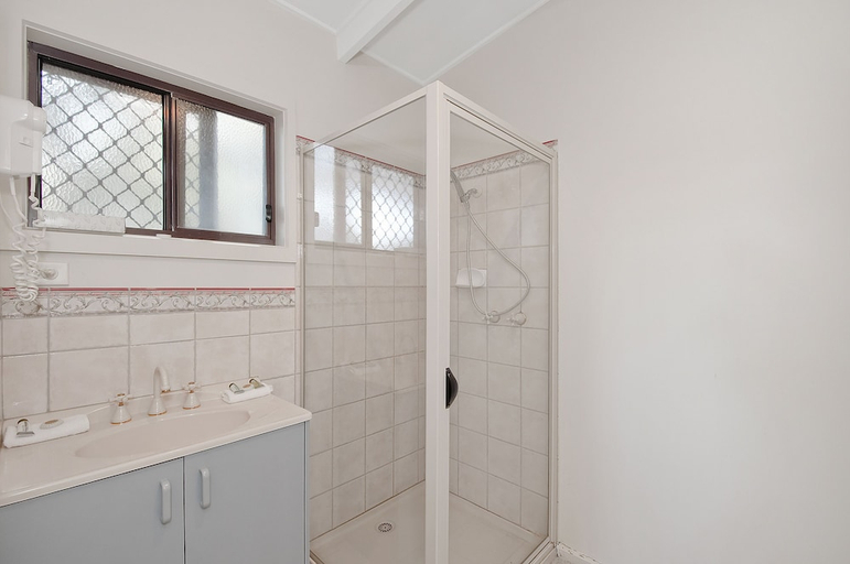 Bathroom 3, Chris'S Beacon Point Restaurant And Villas, Colac-Otway - South