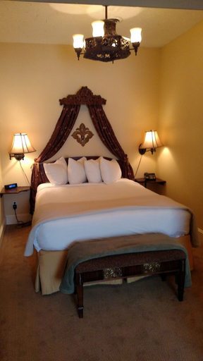 Bedroom 2, The Old English Inn, Taney