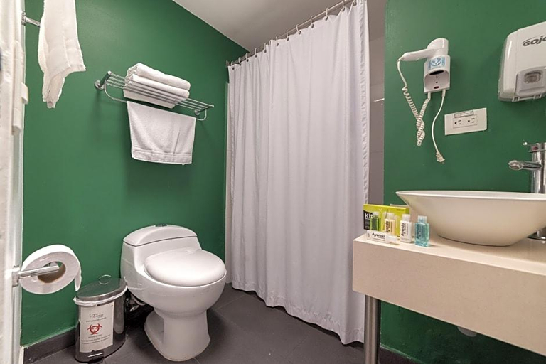 Bathroom, Aromax Del Campestre, Medellín