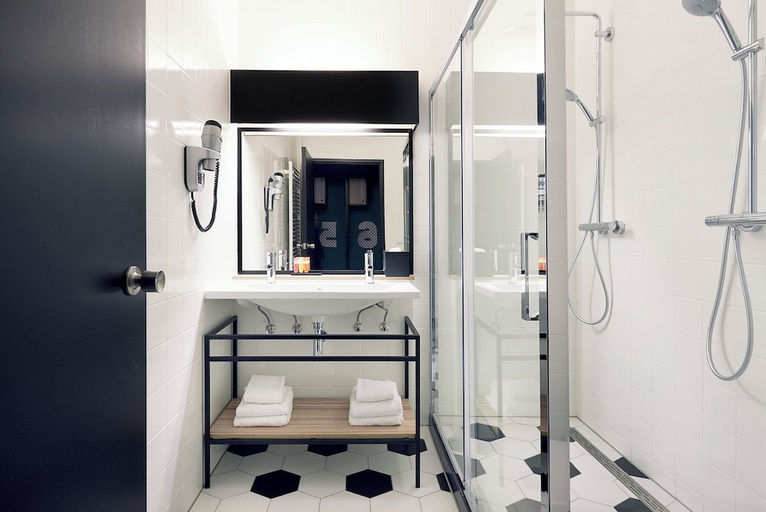 Bathroom 5, Carlton De Brug, Mierlo