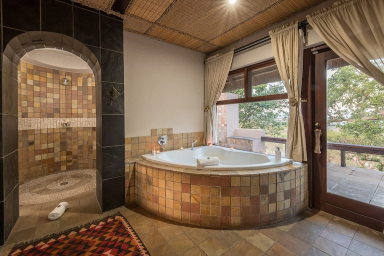 Bathroom 4, Likweti Lodge, Ehlanzeni