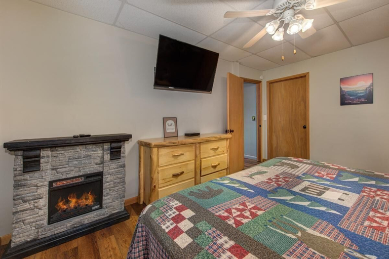 Room 4, Z - Honey Bear Hideaway, Sevier