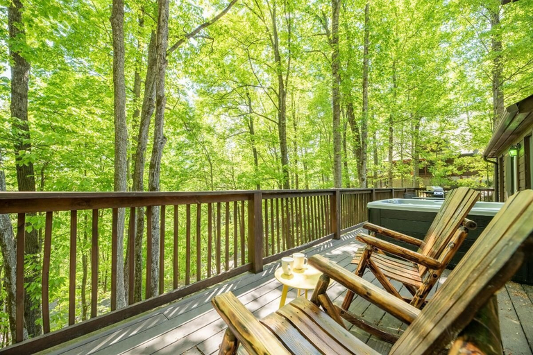 Outdoor spa tub 5, Little Cub Cottage, Sevier