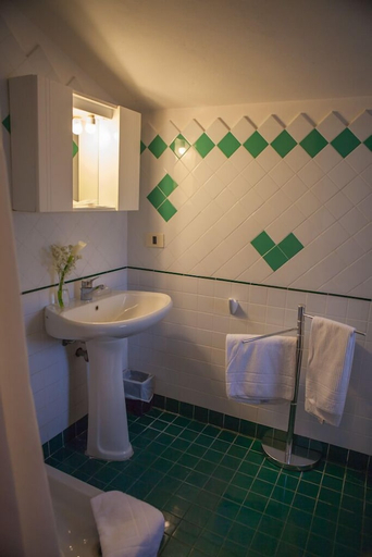 Bathroom 2, Giada Palace, Lucca
