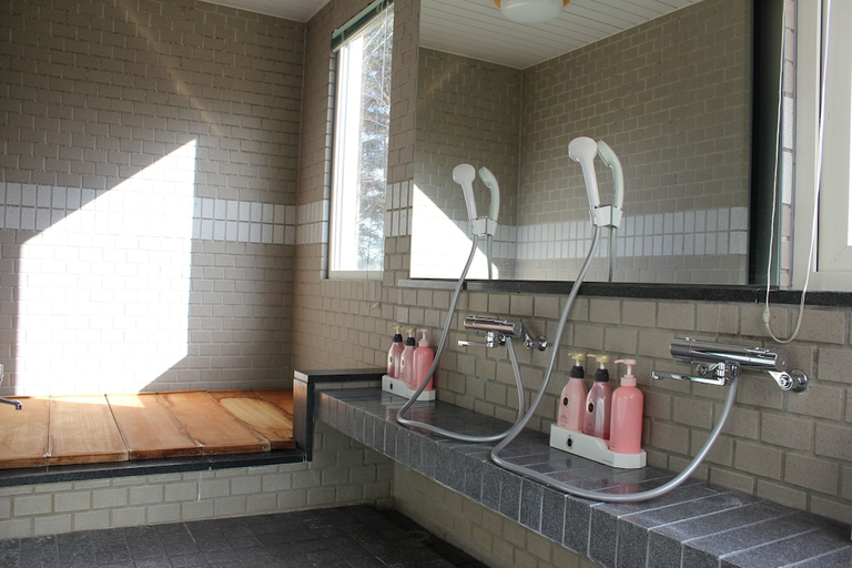Bathroom 4, Life is Beautiful, Hachimantai