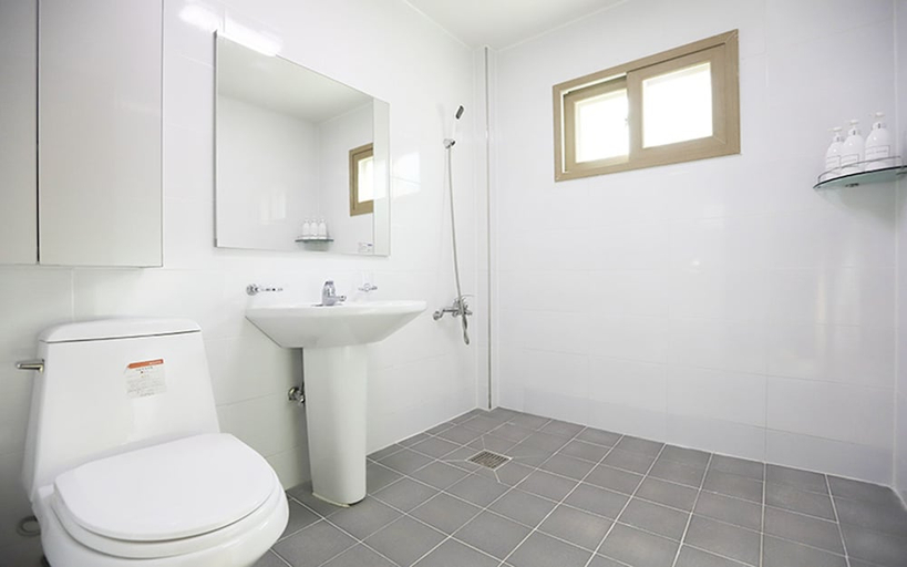 Bathroom, Golden Field Pension, Yeosu