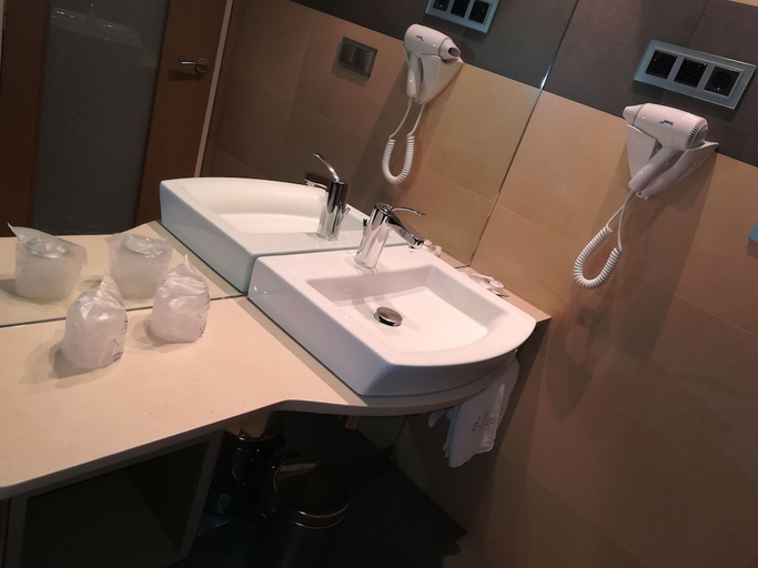 Bathroom 5, Isla Nova Hotel, Lugo