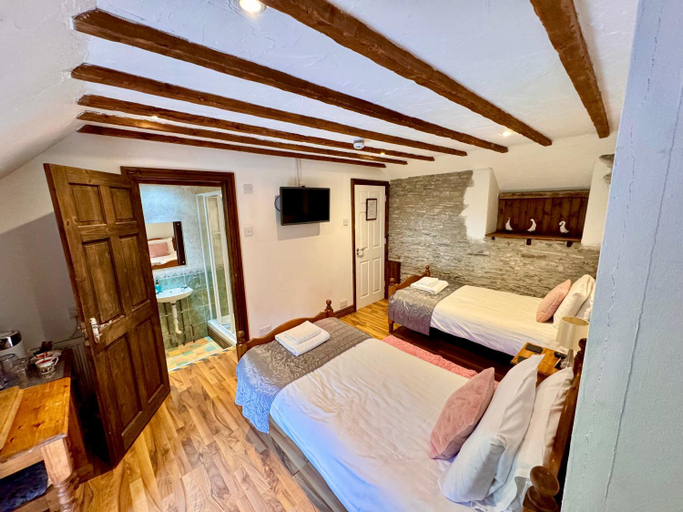 Bedroom 2, Seven Stars Inn, Powys