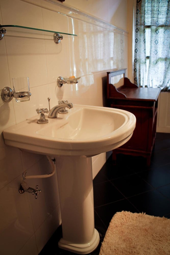 Bathroom 3, Hatale Tea Garden Bungalow, Panvila