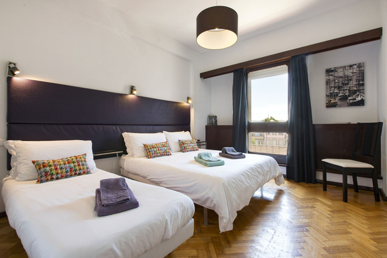 Room 4, RE2 in Oporto With 5 Bedrooms and 3 Bathrooms, Porto