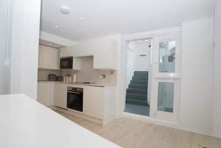 Private kitchen 3, Basement Flat Sleeps 3 With Patio, London