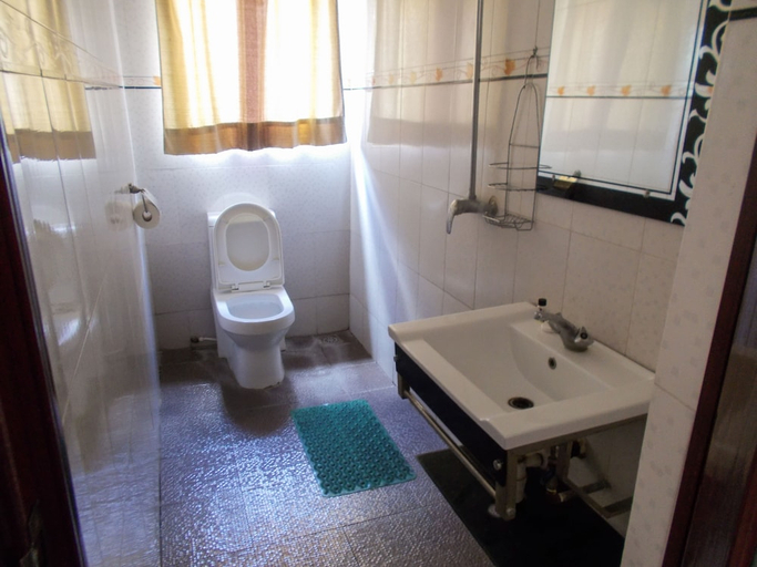 Bathroom 5, Acamms Lodge Roma, Lusaka