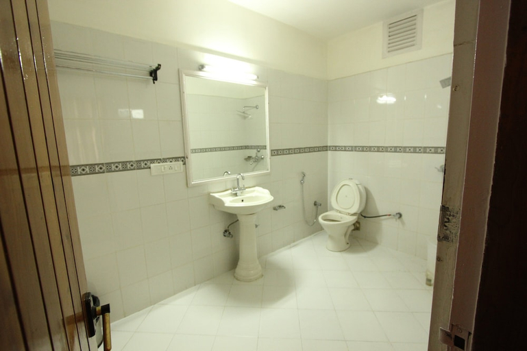 Bathroom, Hotel Snow View, Kullu