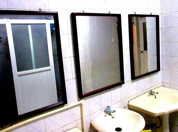 Bathroom 3, 25 Four Seasons Youth Hostel, Qingdao