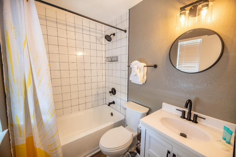 Bathroom 2, Adventure Lodge, Sevier