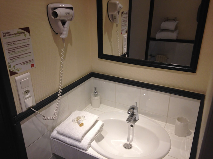 Bathroom 4, Hotel de France, Dordogne