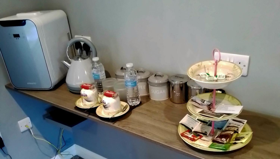 Food & Drinks 4, Large double room with spacious ensuite, West Sussex