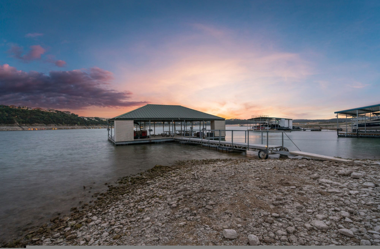 Room 2, Lake House Dock Slip Heated Pool Boat Launch Beach Game Room, Travis