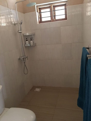 Bathroom 3, Driftwood Beach Lodge, Kusini