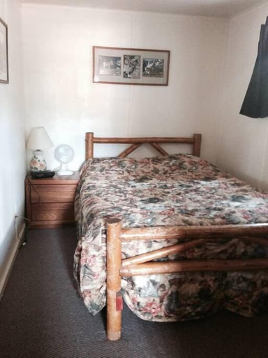Bedroom 3, Lone Pine Cabins, Grand