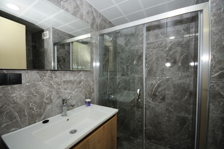 Bathroom, Grand Hekimoglu Hotel, Konak