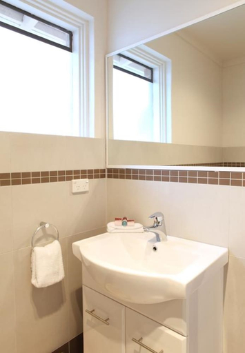 Bathroom, Rose & Crown Hotel, Swan