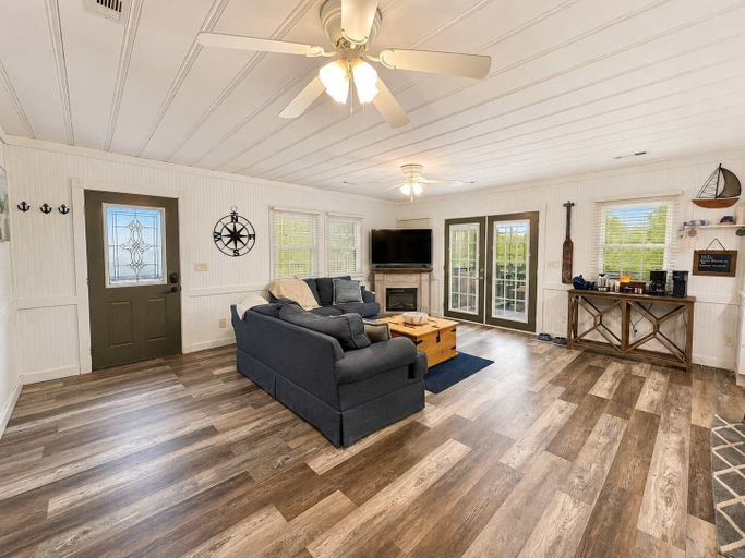 Living area 3, Stillwater on Doe - Private Lakefront Escape, Camden