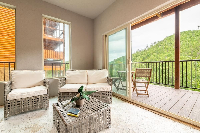 Living area 2, Autumn Bear, Sevier