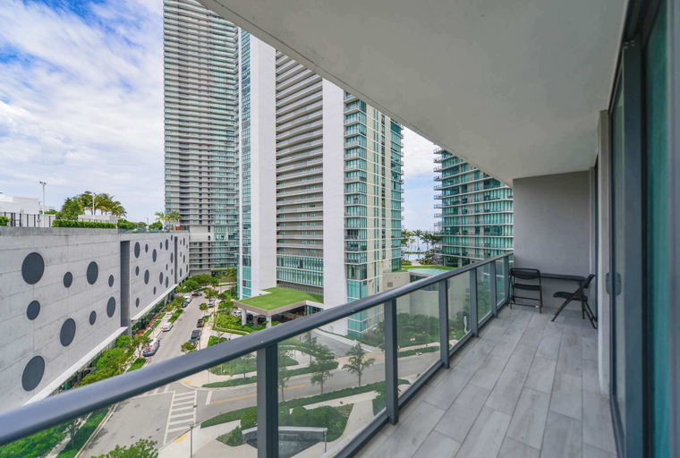 Balcony 5, Luxury 3BR - Rooftop Pool - Spa, Miami-Dade