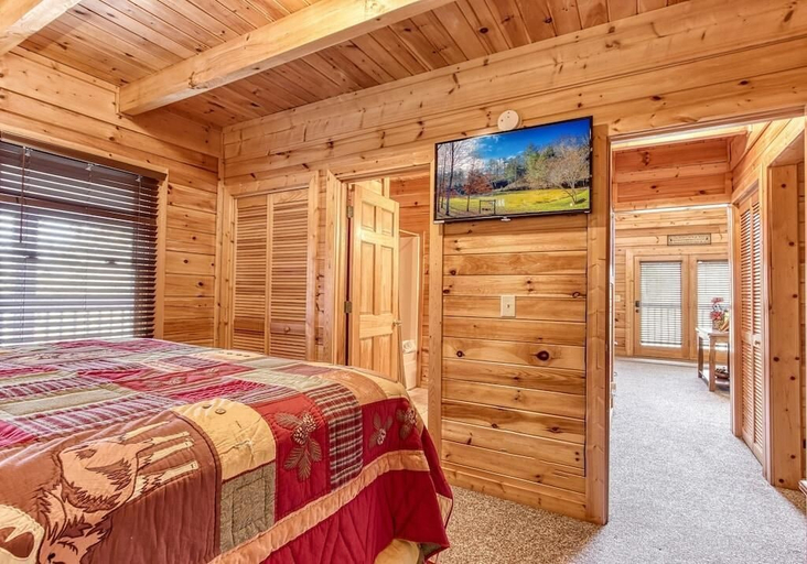 Room 5, Cubs Cozy Den, Sevier