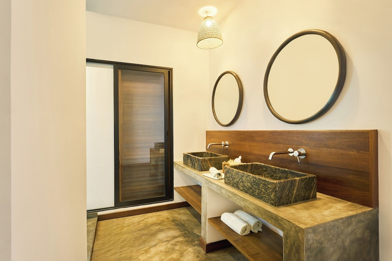 Bathroom 4, Loharano Lodge, Diana