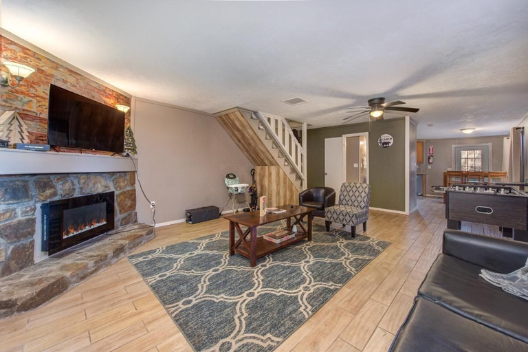 Living area 4, Golden Pines Retreat, Sevier