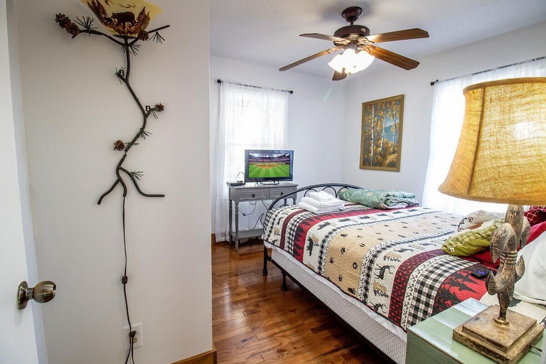 Room 2, Hillside Hideaway, Sevier