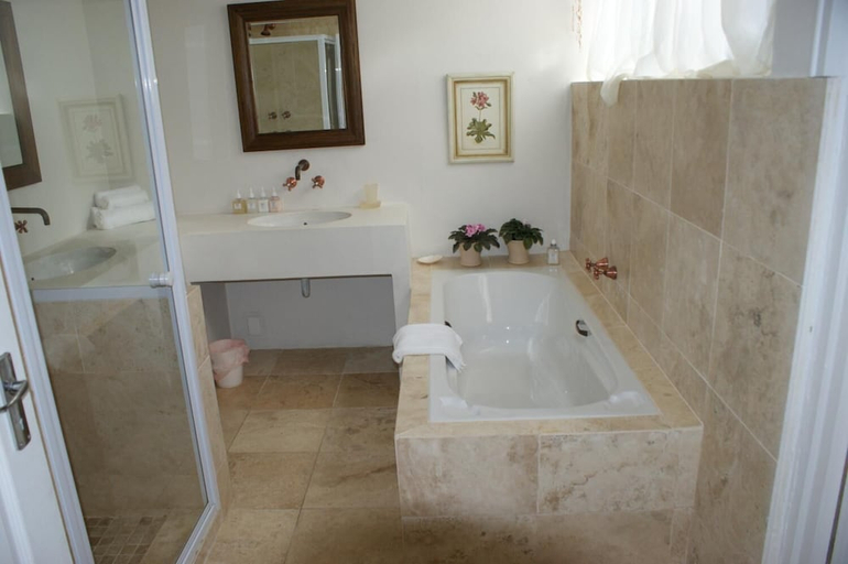 Bathroom 3, The Pink Lodge on the Beach, Eden