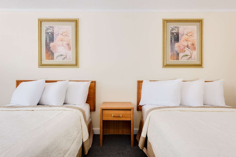 Bedroom 3, Knights Inn Macedonia, Summit