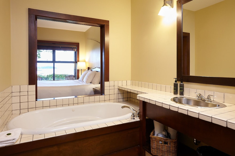 Bathroom 3, Middle Beach Lodge, Alberni-Clayoquot