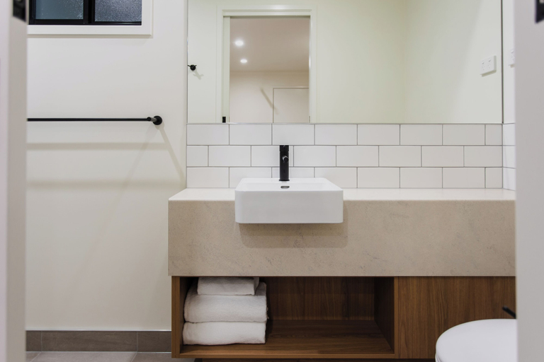 Bathroom 5, Currimundi Hotel Motel, Caloundra - Caloundra N.