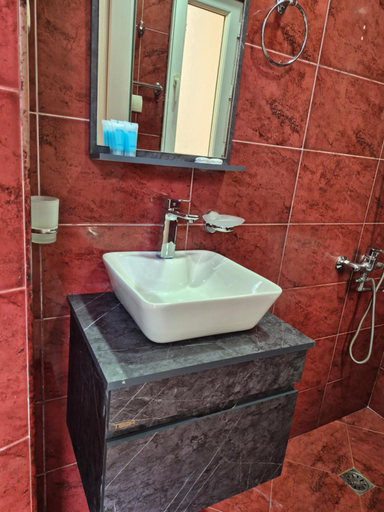 Bathroom 3, Apartment Giorgi Mazniasvhili, Batumi