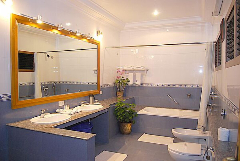 Bathroom 5, Ideal Beach Resort, Kancheepuram
