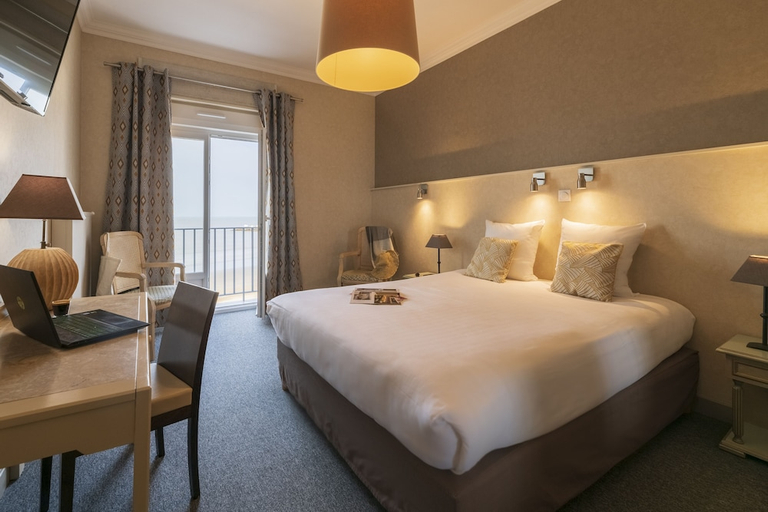 Bedroom 3, CERISE Royan - Le Grand Hotel de la Plage, Charente-Maritime